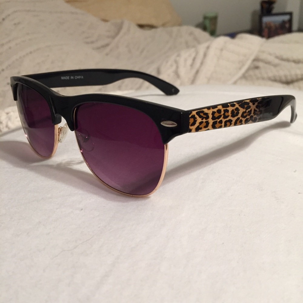 Sunglasses with cheetah print on the sides